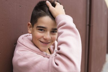 Genç varoluş şehir sokakta duvarına portresi