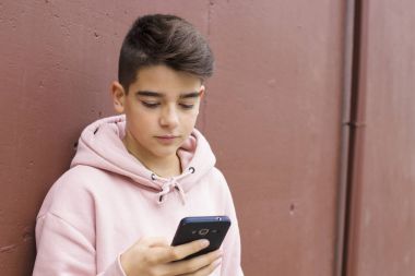 Genç varoluş şehir sokak üstünde hareket eden telefon ile