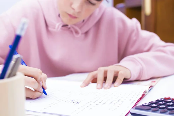 Scrittura Manuale Dello Studente Con Calcolatrice Casa Scuola — Foto Stock