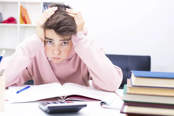 Criança Estudando Com Expressão Fadiga Estresse — Fotografia de Stock