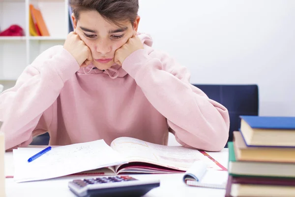 Jonge Tiener Het Bestuderen Van Het Bureau — Stockfoto