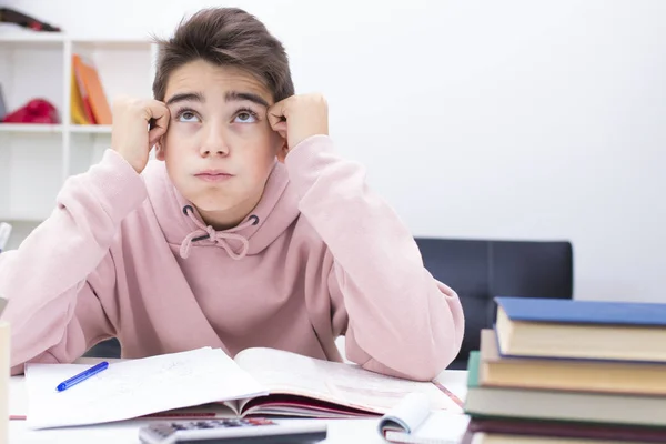 Kind Studeert Aan Huis School Bureau — Stockfoto