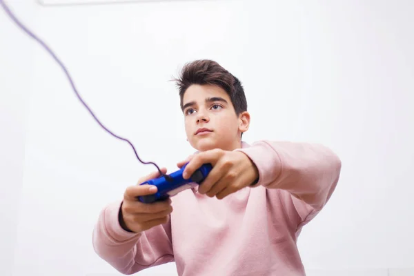 Niño Con Mando Del Videojuego —  Fotos de Stock