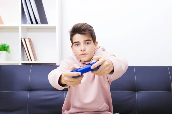 Niño Con Mando Del Videojuego — Foto de Stock