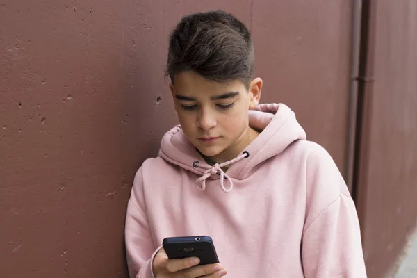 Enfant Avec Téléphone Portable Sur Mur Rue Ville Les Adolescents — Photo