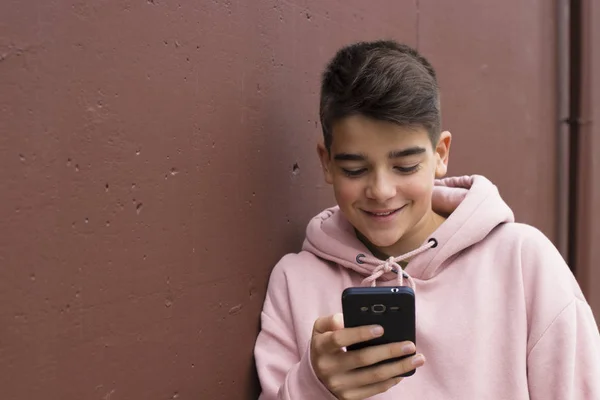 Criança Com Telefone Celular Parede Rua Cidade Adolescentes — Fotografia de Stock