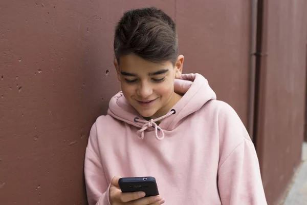 孩子用移动电话在城市街道的墙壁 青少年 — 图库照片