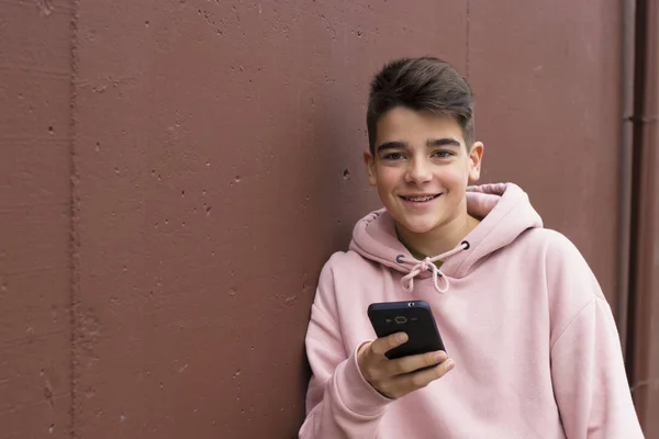 Dítě Mobilním Telefonem Zdi Městské Ulice Teenageři — Stock fotografie