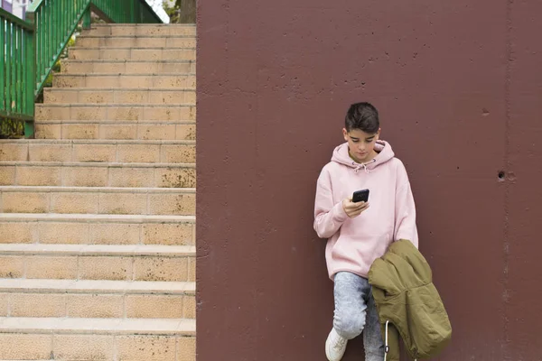 Enfant Avec Téléphone Portable Sur Mur Rue Ville Les Adolescents — Photo