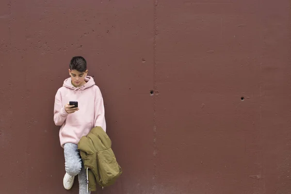 Kind Met Mobiele Telefoon Muur Van Stad Straat Tieners — Stockfoto