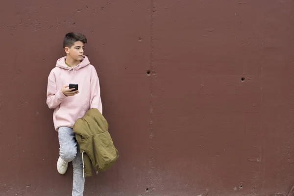 Kind Met Mobiele Telefoon Muur Van Stad Straat Tieners — Stockfoto