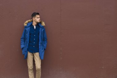 şehrin sokak duvarında genç moda