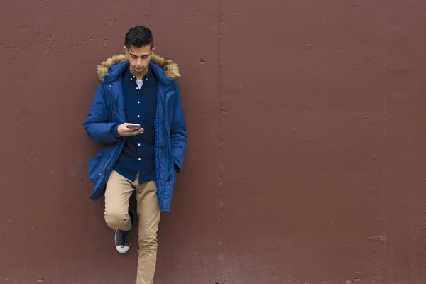 Hombre Joven Pared Con Teléfono Móvil Aire Libre — Foto de Stock