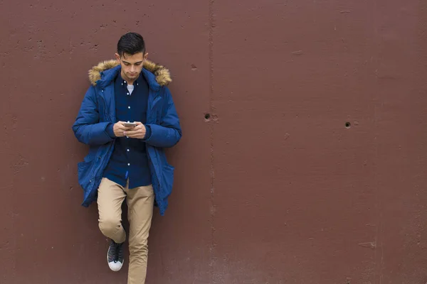 Hombre Joven Pared Con Teléfono Móvil Aire Libre — Foto de Stock