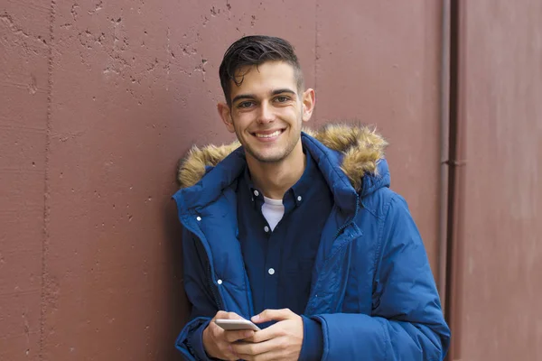 Jongeren Met Mobiele Telefoon Straat Met Achtergrond Muur Stad — Stockfoto