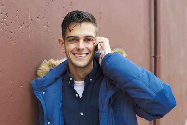 Junge Mit Handy Auf Stadtstraße Mit Hintergrundmauer — Stockfoto