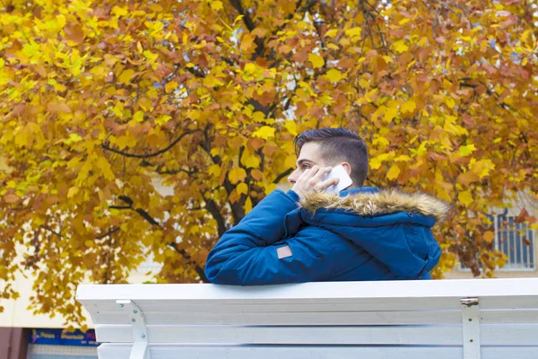 Jeune Avec Téléphone Portable Dans Parc Automne — Photo