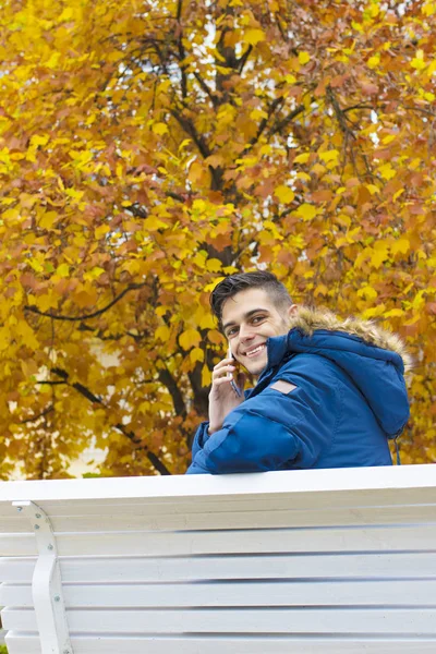 Jovem Com Telefone Celular Parque Outono — Fotografia de Stock