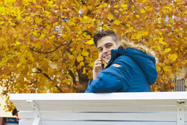 Fiatal Mozgatható Telefon Ban Ősz Parkban — Stock Fotó