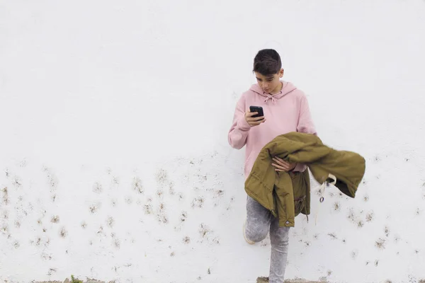 Jugendlicher Mit Handy Der Stadtmauer — Stockfoto