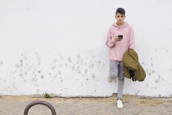 Jovem Adolescente Com Telefone Celular Parede Rua Cidade — Fotografia de Stock