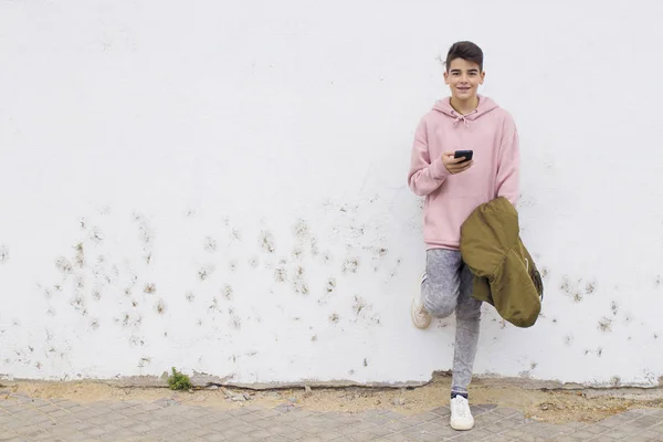 Jovem Adolescente Com Telefone Celular Parede Rua Cidade — Fotografia de Stock