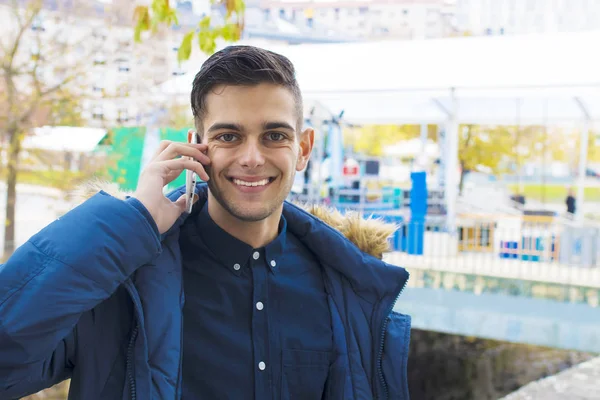 Jong Volwassene Met Mobiele Telefoon Straat — Stockfoto