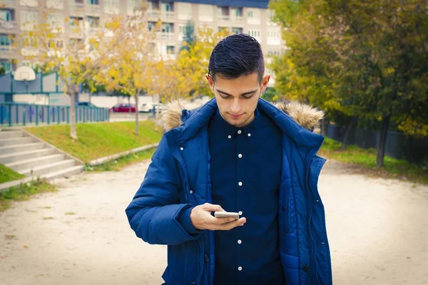 Jong Volwassene Met Mobiele Telefoon Straat — Stockfoto