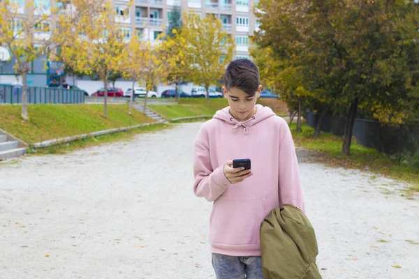 Tonåring Med Mobiltelefon Gatan — Stockfoto