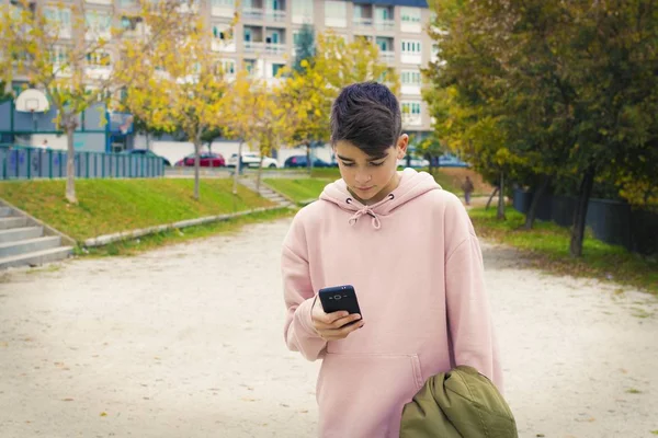 Teenager Mit Handy Auf Der Straße — Stockfoto