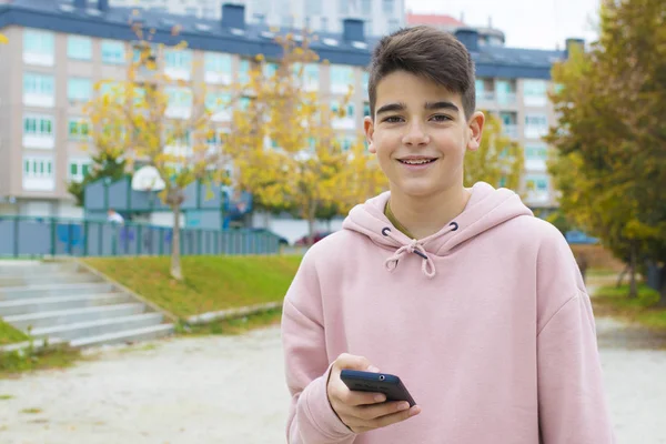 Tonåring Med Mobiltelefon Gatan — Stockfoto