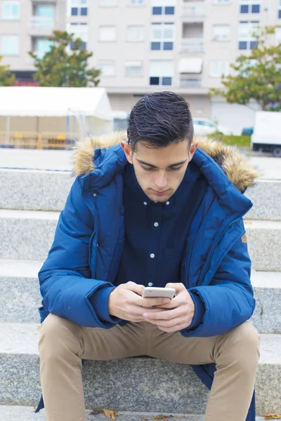 Junger Erwachsener Mit Handy Auf Der Treppe Der Stadt — Stockfoto