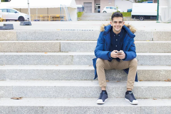 Merdivenlerden Şehrin Üstünde Hareket Eden Telefon Ile Genç Yetişkin — Stok fotoğraf