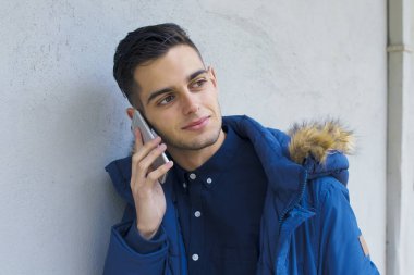 Genç duvar sokak şehrin üstünde hareket eden telefon ile