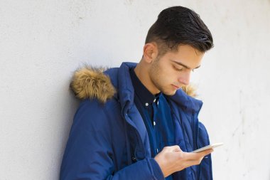 Genç duvar sokak şehrin üstünde hareket eden telefon ile