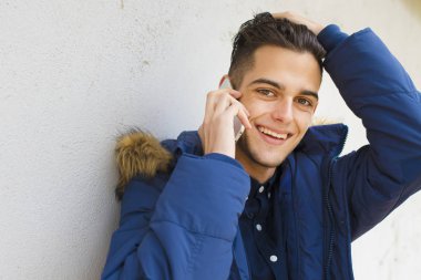 Genç duvar sokak şehrin üstünde hareket eden telefon ile