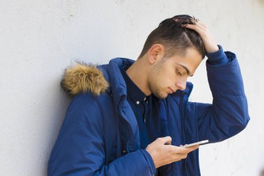 Genç duvar sokak şehrin üstünde hareket eden telefon ile