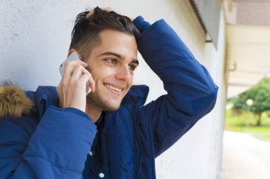 Genç duvar sokak şehrin üstünde hareket eden telefon ile