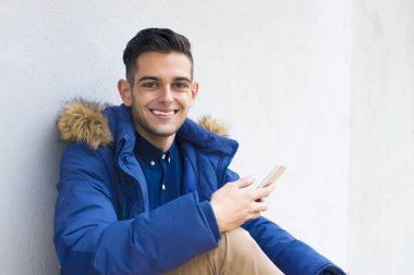 cep telefonu duvar ile genç