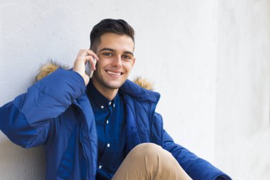 cep telefonu duvar ile genç