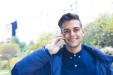 şehir içinde hareket eden telefon ile genç yetişkin