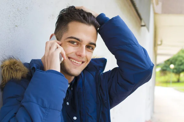 Giovane Con Cellulare Sul Muro Della Strada Della Città — Foto Stock