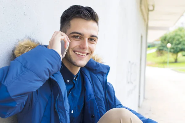 Молодой Человек Мобильным Телефоном Стене — стоковое фото