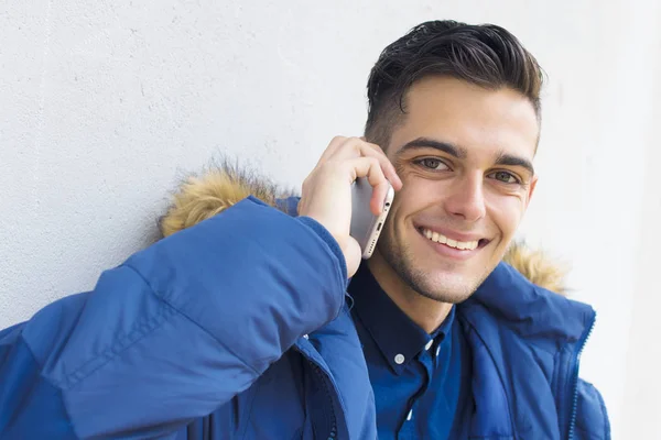 Joven Con Teléfono Móvil Pared — Foto de Stock