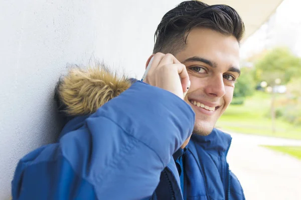 Jovem Com Telefone Celular Parede — Fotografia de Stock