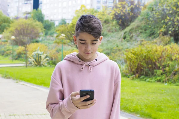 Tiener Met Mobiele Telefoon Straat Stad — Stockfoto