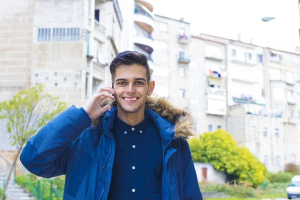 Νεαρός Άνδρας Μιλάει Στο Κινητό Τηλέφωνο Στην Πόλη Δρόμο — Φωτογραφία Αρχείου