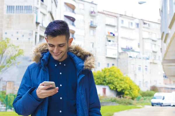 Młody Człowiek Rozmowy Telefon Komórkowy Miasto Ulica — Zdjęcie stockowe
