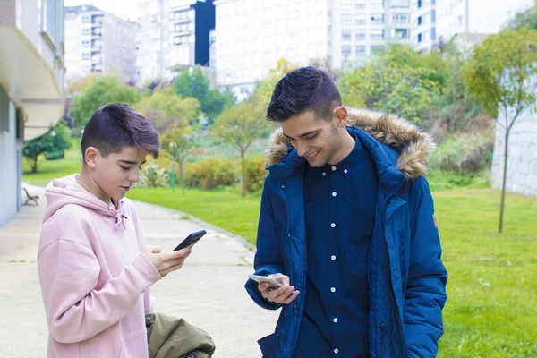 gençlerle şehir sokak üstünde hareket eden telefon