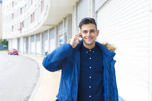 Giovane Che Parla Cellulare Sulla Strada Della Città — Foto Stock